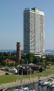 Vergrößern Alter Leuchtturm und Maritim in Travemünde, Ostseeküsten-Radweg
